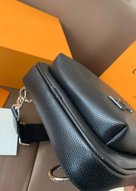 Чоловіча нагрудна сумка LV020 Louis Vuitton Avenue M30863 чорна - Фото 5 Чоловіча нагрудна сумка LV020 Louis Vuitton Avenue M30863 чорна - зображення 5