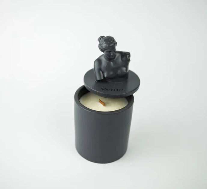 Аромасвічка VENUS CHERRY BLOSSOM GRAFITE 100% WOOD WAX 165g 35h Гранд Презент NAC 1014GF - Фото 3 Аромасвічка VENUS CHERRY BLOSSOM GRAFITE 100% WOOD WAX 165g 35h Гранд Презент NAC 1014GF - изображение 3