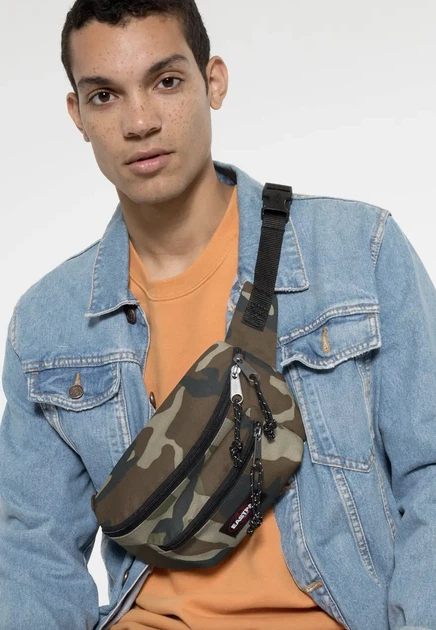 Сумка через плече/на пояс Eastpak Doggy Bag 3L EK073 камуфляжного кольору. - Фото 6 Сумка через плече/на пояс Eastpak Doggy Bag 3L EK073 камуфляжного кольору. - зображення 6