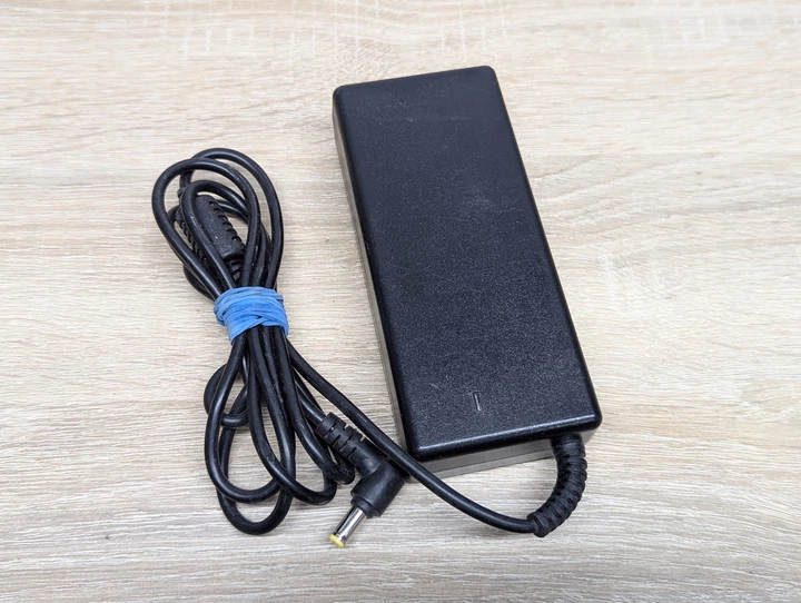 Блок питания Qoltec 50087,90W,19V,4.74A,5.5 x 1.7 мм - изображение 4
