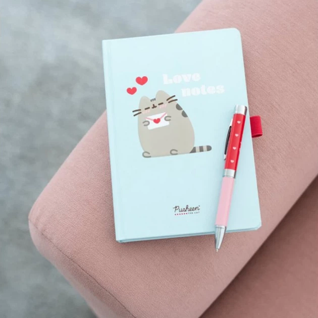 Зошит + Ручка-ліхтарик Pusheen Purrfect Love (CPA5008) - Фото 5 Зошит + Ручка-ліхтарик Pusheen Purrfect Love (CPA5008) - зображення 5