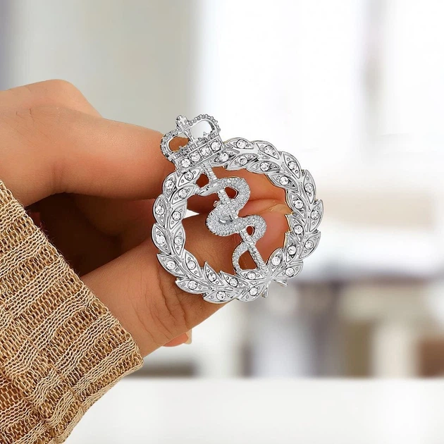 Брошь-значок BROCHE бижутерия Медицина Посох Асклепия с венком серебристая BRGV115026 - изображение 3