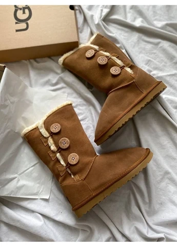 Чобітки зимові UGG Bailey Button Triplet II High Caramel 37 (23,5см ) ( krsUG020) - Фото 1 Чобітки зимові UGG Bailey Button Triplet II High Caramel 37 (23,5см ) ( krsUG020) - зображення 1