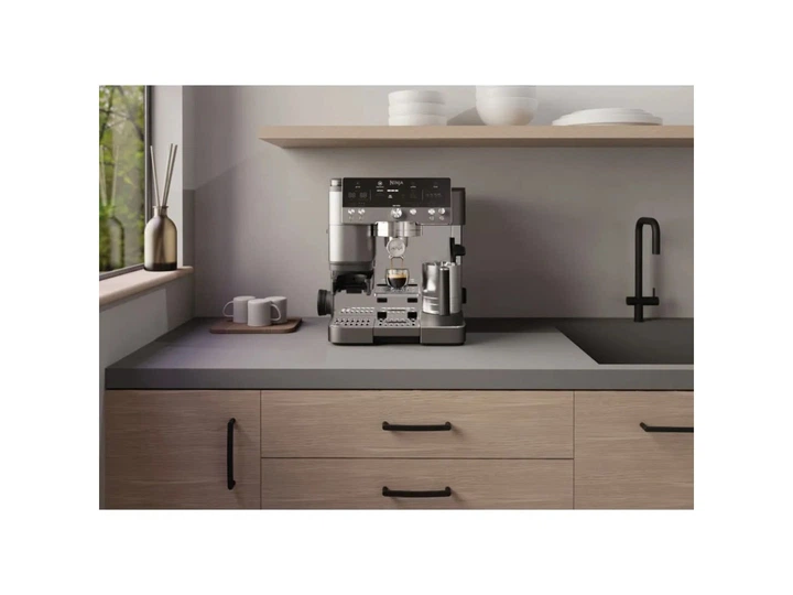 Кавоварка ріжкова Ninja Luxe Cafe Essential Coffee Maker (ES601EU) - Фото 2 Кавоварка ріжкова Ninja Luxe Cafe Essential Coffee Maker (ES601EU) - зображення 2