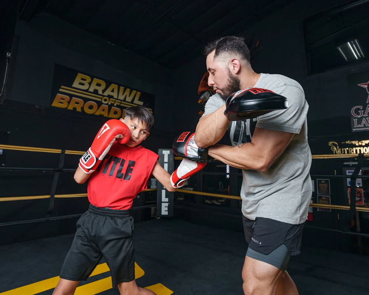Лапи боксерські TITLE Boxing Valiant Punch Mitts - Black/Silver - Фото 4 Лапи боксерські TITLE Boxing Valiant Punch Mitts - Black/Silver - зображення 4