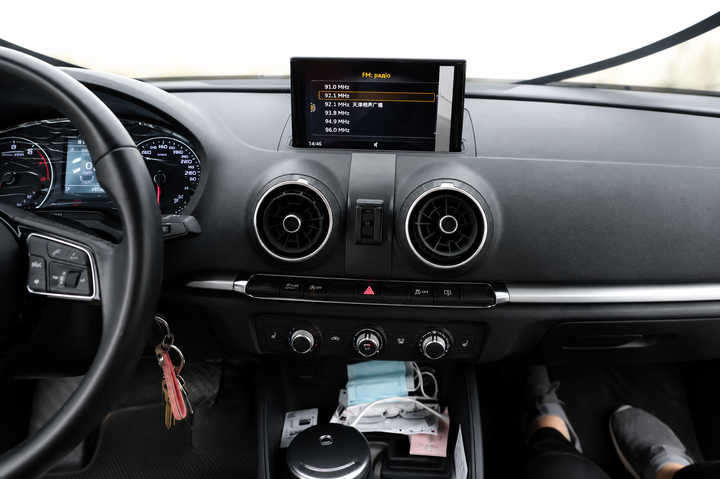 Тримач телефону для Audi A3 2014-2020 (Комлект: основа для панелі Audi A3 + тримач гравітаційний J-Black). - Фото 8 Тримач телефону для Audi A3 2014-2020 (Комлект: основа для панелі Audi A3 + тримач гравітаційний J-Black). - зображення 8