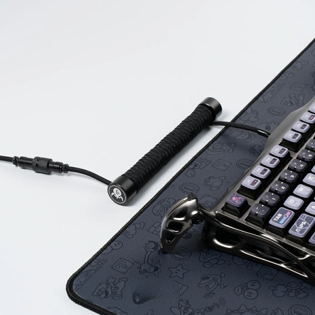 USB кабель GravaStar Coiled Aviator - черный - Фото 6 USB кабель GravaStar Coiled Aviator - черный - изображение 6