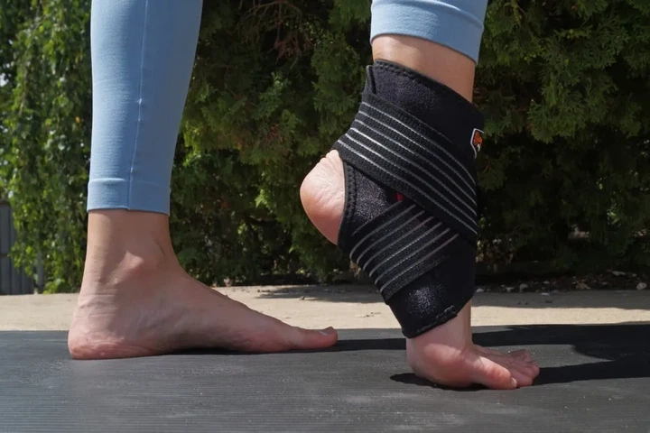 Бандаж на гомілкостоп Power System PS-6013 Neo Knee Support Black/Red XL (1шт.) (PP_PS-6013_XL_Black-Red) - Фото 4 Бандаж на гомілкостоп Power System PS-6013 Neo Knee Support Black/Red XL (1шт.) (PP_PS-6013_XL_Black-Red) - зображення 4