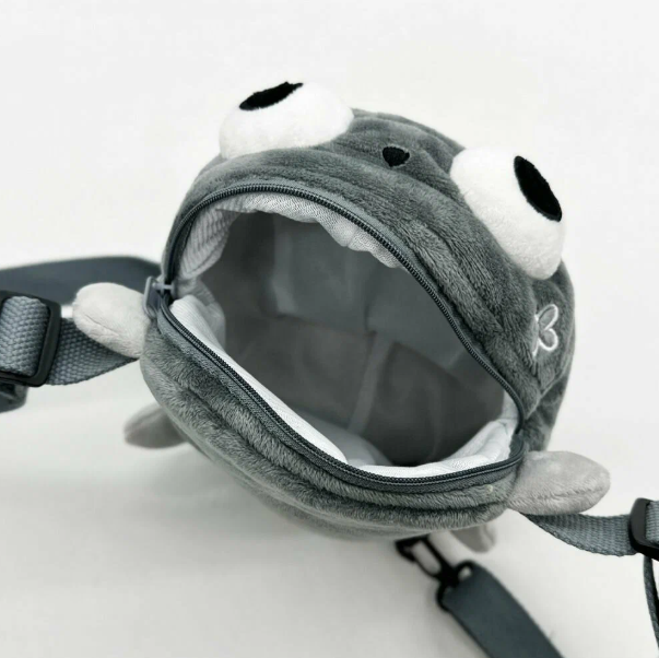 Мягкий детский рюкзак Dandy's World Pebble 26х20 см Серый — Плюшевая сумка через плечо Мир Дэнди Пеббл - изображение 9