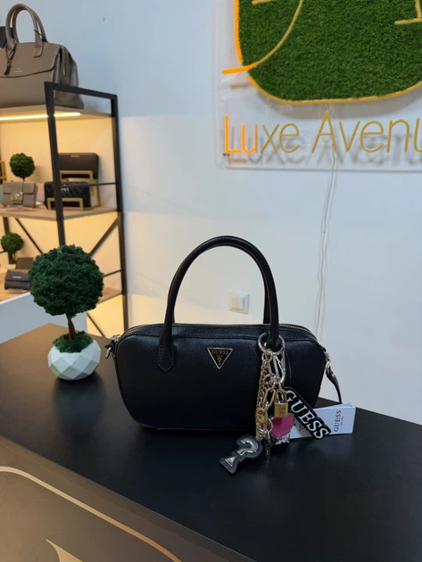 Сумка жіноча Guess крос-боді через плече чорна з ручками та підвісками - Фото 9 Сумка жіноча Guess крос-боді через плече чорна з ручками та підвісками - изображение 9