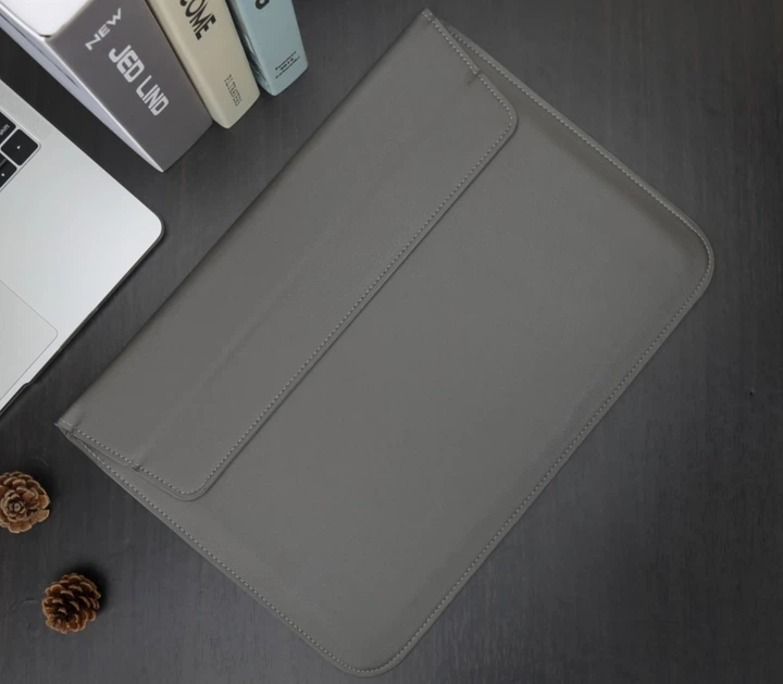 Защитный чехол-папка Leather PU с подставкой для охлаждения для MacBook 13"/Pro/Air, M1 / M2 / M3, Серый - Фото 6 Защитный чехол-папка Leather PU с подставкой для охлаждения для MacBook 13"/Pro/Air, M1 / M2 / M3, Серый - изображение 6