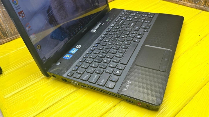 Ноутбук Sony Vaio VPC-EH (15.6" HD,Core i3-2310M,Intel HD 3000) (6390) Б/В - зображення 2
