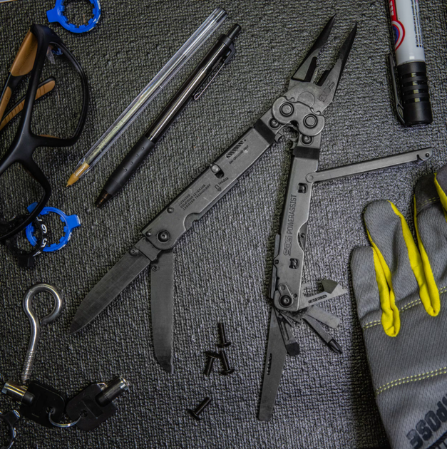 Мультитул SOG PowerAssist 16 Інструментів (SOG-B66N-CP) Чорний - Фото 2 Мультитул SOG PowerAssist 16 Інструментів (SOG-B66N-CP) Чорний - зображення 2