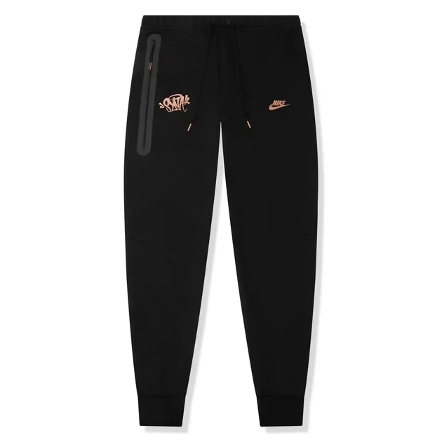 Штаны Nike Tech Fleece x Central Cee x Syna World в чёрном цвете (M) - Фото 1 Штаны Nike Tech Fleece x Central Cee x Syna World в чёрном цвете (M) - изображение 1