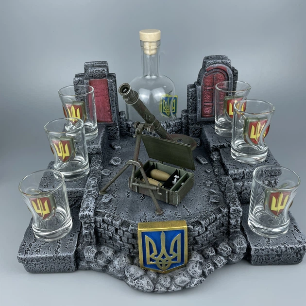 Сувенірний мінібар з моделлю міномета 82 мм з пляшкою та чарками зі вставками (11359-2) - Фото 2 Сувенірний мінібар з моделлю міномета 82 мм з пляшкою та чарками зі вставками (11359-2) - зображення 2