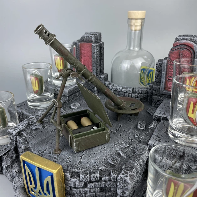 Сувенірний мінібар з моделлю міномета 82 мм з пляшкою та чарками зі вставками (11359-2) - Фото 7 Сувенірний мінібар з моделлю міномета 82 мм з пляшкою та чарками зі вставками (11359-2) - зображення 7