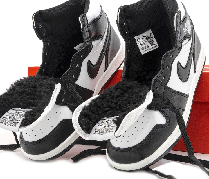 Кроссовки зимние мужские и женские Ni Air Jord 1 Black/White c мехом / Най Джор Ретро черно белые на меху 42 - Фото 7 Кроссовки зимние мужские и женские Ni Air Jord 1 Black/White c мехом / Най Джор Ретро черно белые на меху 42 - изображение 7