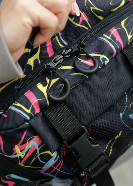 Большая женская текстильная сумка-бананка Sambag DynamicDart водонепроницаемая на 9 отделений с абстрактным принтом - изображение 5