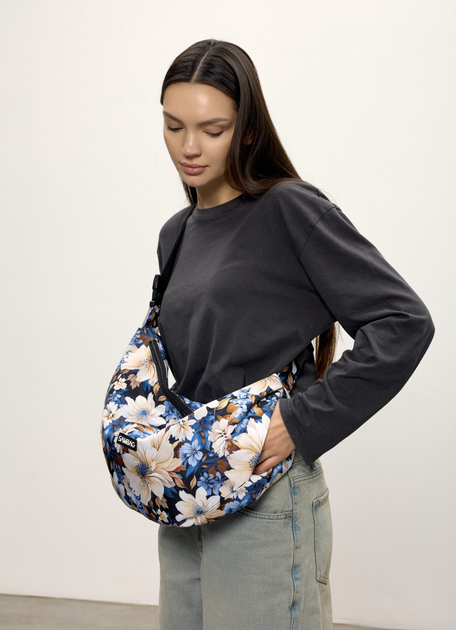 Жіноча сумка Sambag HOBO Bag-glove з внутрішніми кишенями та утепленими боковими кишенями з тканини з принтом "Blue Flowers" - Фото 2 Жіноча сумка Sambag HOBO Bag-glove з внутрішніми кишенями та утепленими боковими кишенями з тканини з принтом "Blue Flowers" - зображення 2
