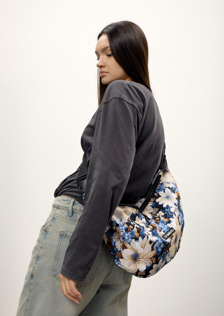 Жіноча сумка Sambag HOBO Bag-glove з внутрішніми кишенями та утепленими боковими кишенями з тканини з принтом "Blue Flowers" - Фото 9 Жіноча сумка Sambag HOBO Bag-glove з внутрішніми кишенями та утепленими боковими кишенями з тканини з принтом "Blue Flowers" - зображення 9