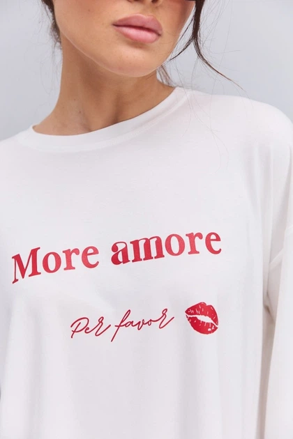 Жіночий лонгслів оверсайз молочний з принтом more amore Arjen 35626, розмір універсальний - Фото 2 Жіночий лонгслів оверсайз молочний з принтом more amore Arjen 35626, розмір універсальний - зображення 2