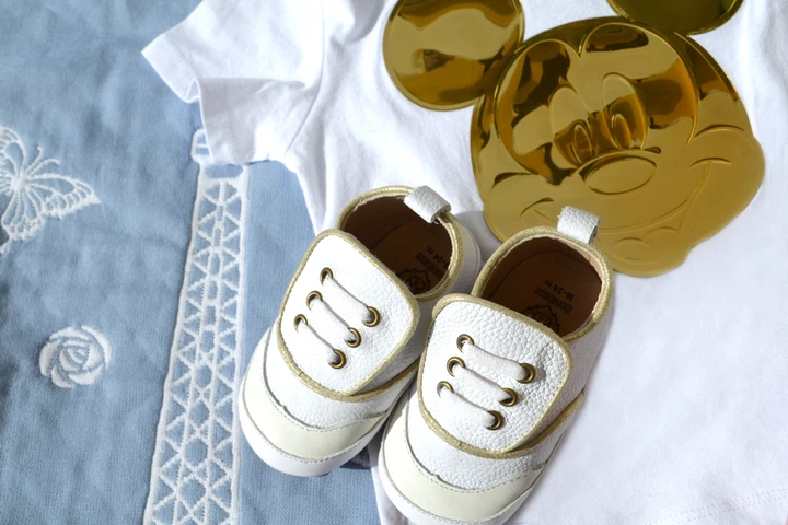 Дитячі кросівки BottiLion Casual Shoes з натуральноі шкіри на липучці , антиковзна підошва, внутрішня устілка 12,5 см ( 1,5-2 роки) , білі з золотистим кантом - изображение 9