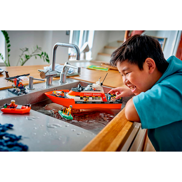 Конструктор LEGO City Спасательный катер и вертолет береговой охраны 742 детали (60504) - изображение 7