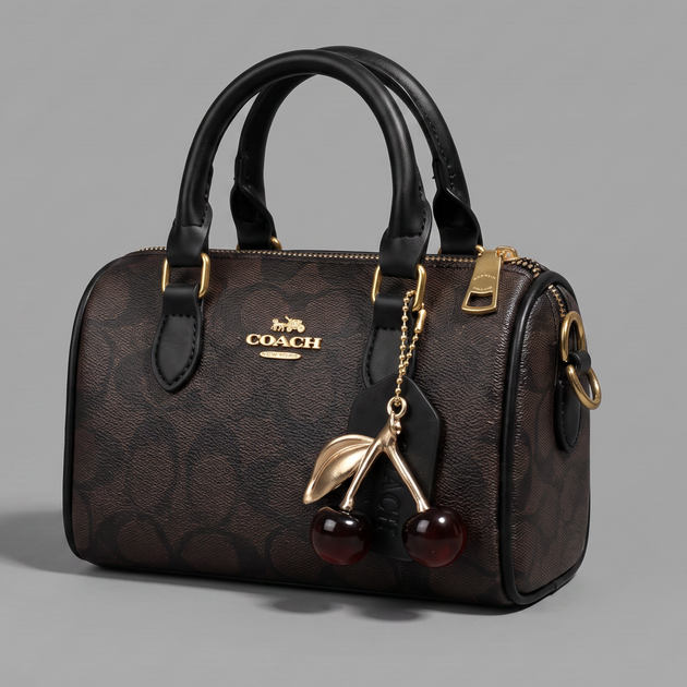 Жіноча коричнева сумка Coach Rowan Satchel з монограмою та брелоком-вишнею, сумка Коач через плече Коач ART161 - Фото 1 Жіноча коричнева сумка Coach Rowan Satchel з монограмою та брелоком-вишнею, сумка Коач через плече Коач ART161 - зображення 1