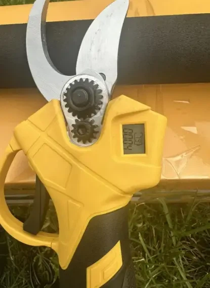 Садовый набор 3в1 DeWalt 48 В 6 А·ч мини пила DCM155HN 20 см аккумуляторный секатор DCMPP540P1 Digital 35 мм высоторез телескопический 2.6 м бесщеточный цепной для обрезки деревьев веток кустов ухода за садом - изображение 4
