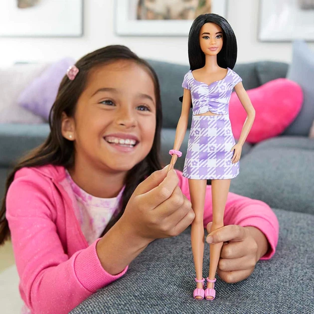 Лялька Barbie Модниця у ніжній сукні з фігурним вирізом, HJR98 - Фото 7 Лялька Barbie Модниця у ніжній сукні з фігурним вирізом, HJR98 - зображення 7