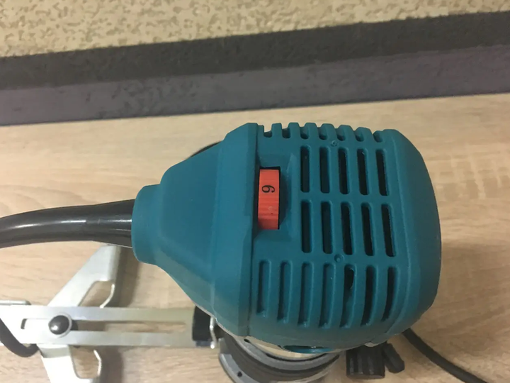 Фрезер Makita 910 Вт фрезерна машина мережева цанги 6 8 мм 10000 30000 об хв ручний кромковий занурювальний для дерева пластику пазів кромок профілів отворів різьблення з регулюванням швидкості 2 базами - зображення 8