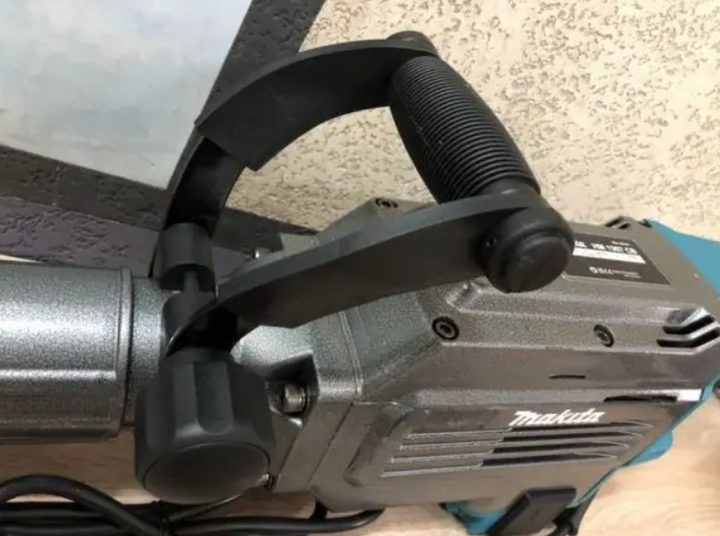Відбійний молоток Makita HM1307CB 1700 Вт електричний відбійник 45 Дж 1450 уд хв мережевий 220 В SDS HEX вертикальний двигун антивібраційний бетонолом з долотом для демонтажу бетону цегли дорожнього покриття в кейсі - Фото 8 Відбійний молоток Makita HM1307CB 1700 Вт електричний відбійник 45 Дж 1450 уд хв мережевий 220 В SDS HEX вертикальний двигун антивібраційний бетонолом з долотом для демонтажу бетону цегли дорожнього покриття в кейсі - зображення 8
