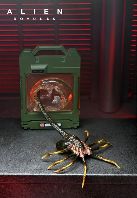 Набор аксессуаров NECA Alien Romulus Accessory Set / Чужой Ромул Набор Аксессуаров — Facehugger, Chestburster, Pulse Rifle, Криоконтейнер - изображение 5