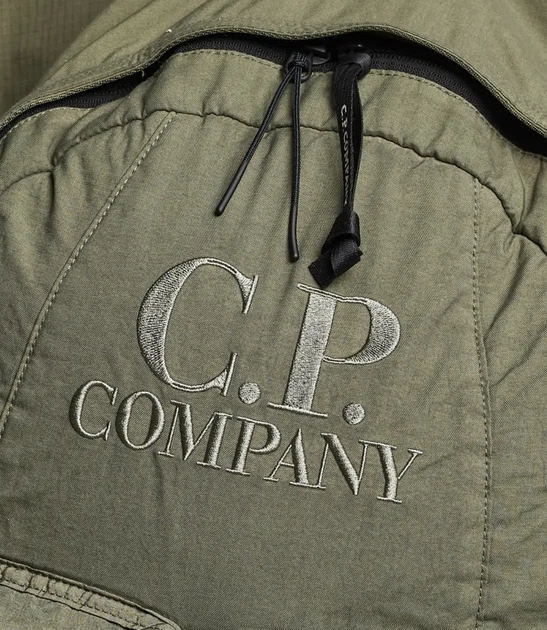 Рюкзак C.P. Company Taylon P Nylon Backpack с вышитым логотипом цвета хаки. - изображение 6