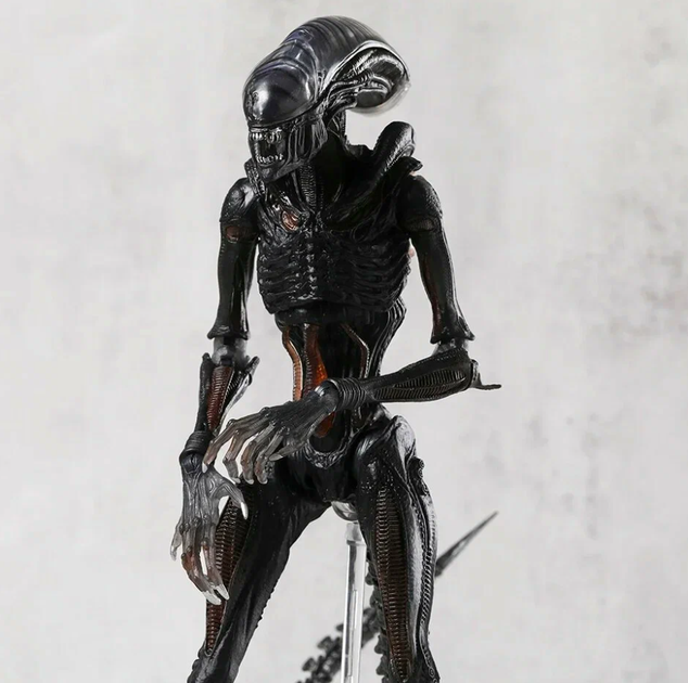 Фигурка Alien Romulus Scorched Xenomorph 25 см — Коллекционная игрушка-монстр Чужой Ромул в подарочной упаковке - изображение 2