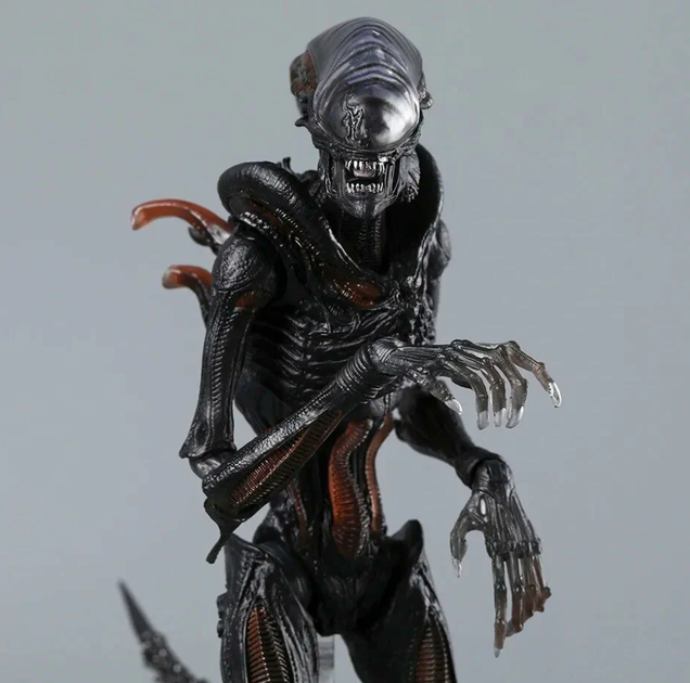 Фигурка Alien Romulus Scorched Xenomorph 25 см — Коллекционная игрушка-монстр Чужой Ромул в подарочной упаковке - изображение 7