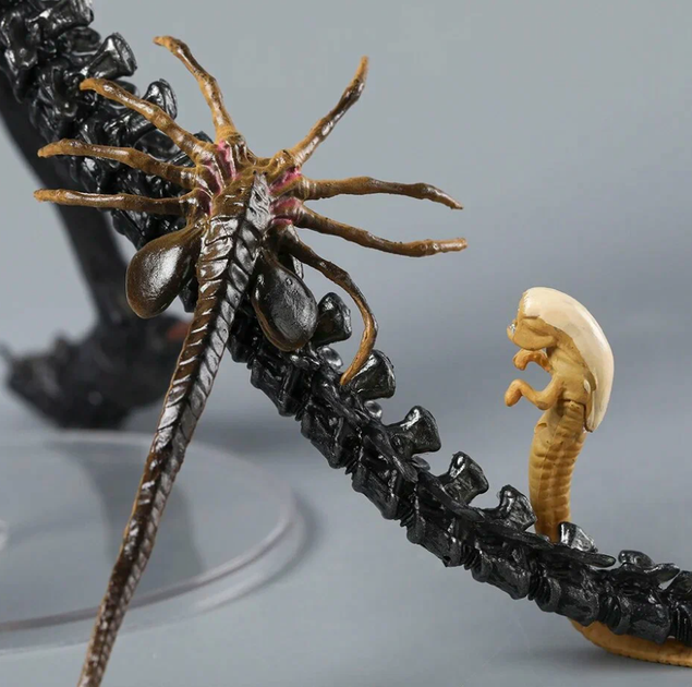 Фигурка Alien Romulus Scorched Xenomorph 25 см — Коллекционная игрушка-монстр Чужой Ромул в подарочной упаковке - изображение 10