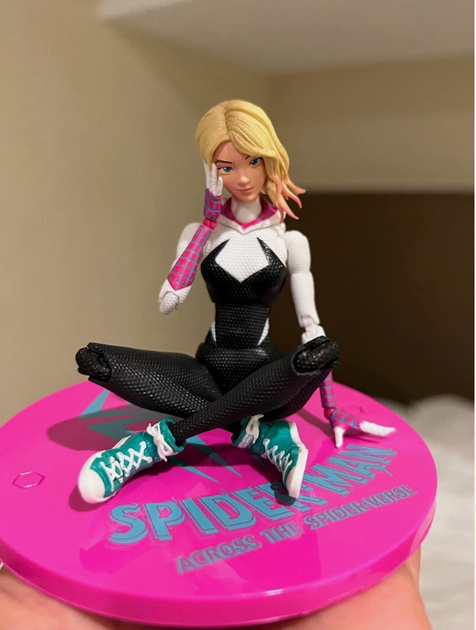 Коллекционная экшн-фигурка Spider-Gwen: Across the Spider-Verse Гвен Стейси «Человек-паук: Сквозь вселенную» - изображение 4