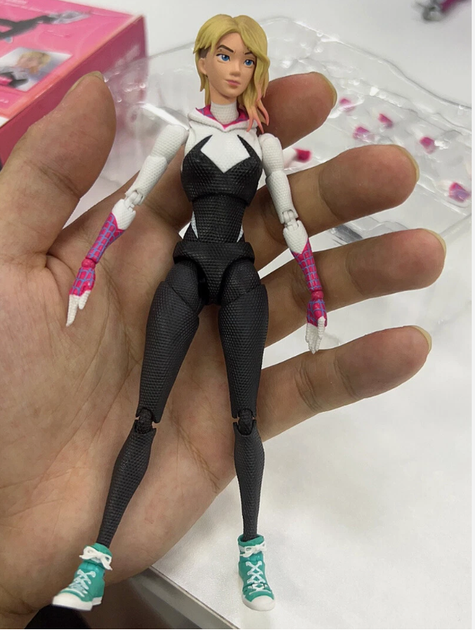 Коллекционная экшн-фигурка Spider-Gwen: Across the Spider-Verse Гвен Стейси «Человек-паук: Сквозь вселенную» - изображение 5
