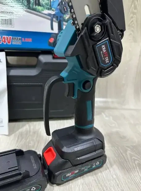 Мини пила аккумуляторная Krafftec 48 В 6 А·ч цепная 1200 Вт шина 8 дюймов сучкорез бесщеточный автоматическая смазка садовая электропила 6000 об мин шаг 1 4 для обрезки деревьев веток кустов распиливания древесины с 2 АКБ кейсом - изображение 9