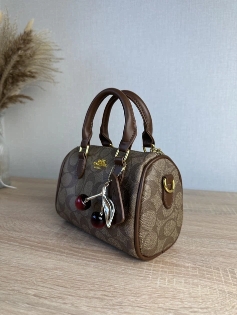 Женская коричневая сумка Coach Rowan Satchel с монограммой и брелоком-вишней, сумка Коач через плечо Коач ART161 - Фото 3 Женская коричневая сумка Coach Rowan Satchel с монограммой и брелоком-вишней, сумка Коач через плечо Коач ART161 - изображение 3