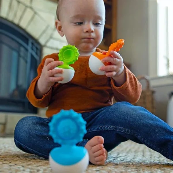 Прорезыватель-неваляшка Fat Brain Toys пищевой силикон 6х6х12 см голубой - Фото 4 Прорезыватель-неваляшка Fat Brain Toys пищевой силикон 6х6х12 см голубой - изображение 4