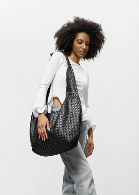 Велика плетена жіноча сумка-хобо Sambag HOBO WEAVE для ноутбука 15" з екошкіри Чорна - Фото 11 Велика плетена жіноча сумка-хобо Sambag HOBO WEAVE для ноутбука 15" з екошкіри Чорна - зображення 11