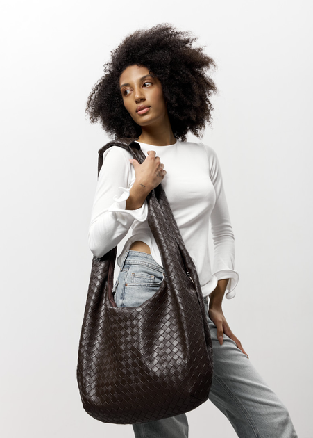 Велика жіноча плетена сумка-хобо Sambag HOBO WEAVE для ноутбука 15" з екошкіри Шоколадна - Фото 1 Велика жіноча плетена сумка-хобо Sambag HOBO WEAVE для ноутбука 15" з екошкіри Шоколадна - зображення 1