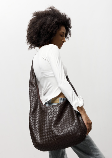 Велика жіноча плетена сумка-хобо Sambag HOBO WEAVE для ноутбука 15" з екошкіри Шоколадна - Фото 2 Велика жіноча плетена сумка-хобо Sambag HOBO WEAVE для ноутбука 15" з екошкіри Шоколадна - зображення 2