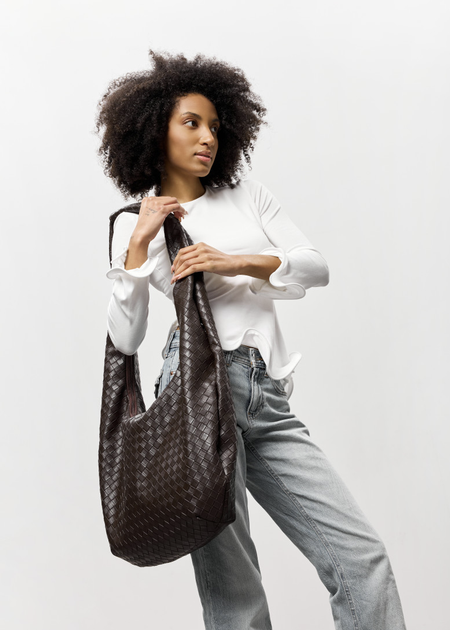 Велика жіноча плетена сумка-хобо Sambag HOBO WEAVE для ноутбука 15" з екошкіри Шоколадна - Фото 6 Велика жіноча плетена сумка-хобо Sambag HOBO WEAVE для ноутбука 15" з екошкіри Шоколадна - зображення 6
