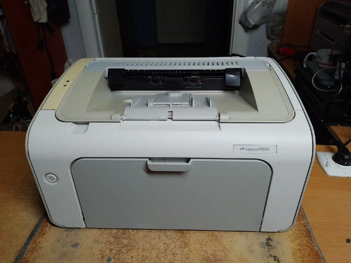 Принтер Б-класс HP LaserJet P1005 Printer / Лазерная монохромная печать / 600x600 dpi / A4 / 15 стр/мин / USB 2.0 б/у - Фото 2 Принтер Б-класс HP LaserJet P1005 Printer / Лазерная монохромная печать / 600x600 dpi / A4 / 15 стр/мин / USB 2.0 б/у - изображение 2