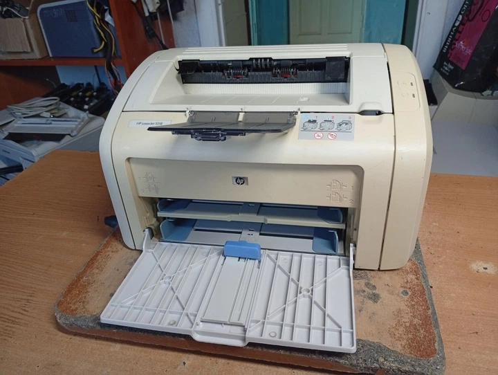 Принтер Б-класс HP LaserJet 1018 / Лазерная монохромная печать / 600x600 dpi / A4 / 12 стр / мин / USB 2.0 б/у - Фото 4 Принтер Б-класс HP LaserJet 1018 / Лазерная монохромная печать / 600x600 dpi / A4 / 12 стр / мин / USB 2.0 б/у - изображение 4