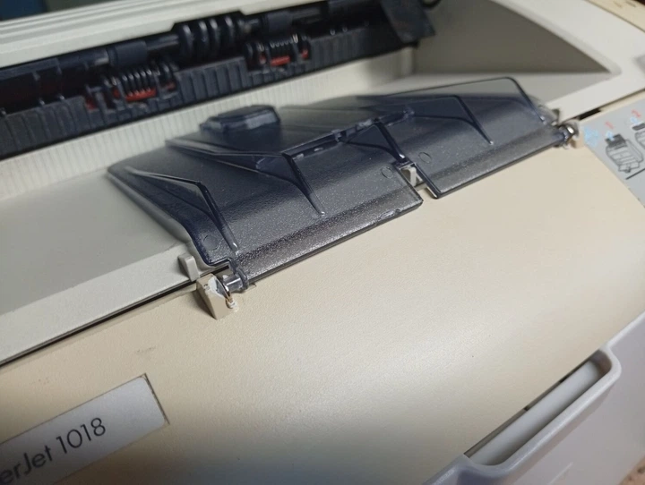 Принтер Б-класс HP LaserJet 1018 / Лазерная монохромная печать / 600x600 dpi / A4 / 12 стр / мин / USB 2.0 б/у - Фото 6 Принтер Б-класс HP LaserJet 1018 / Лазерная монохромная печать / 600x600 dpi / A4 / 12 стр / мин / USB 2.0 б/у - изображение 6