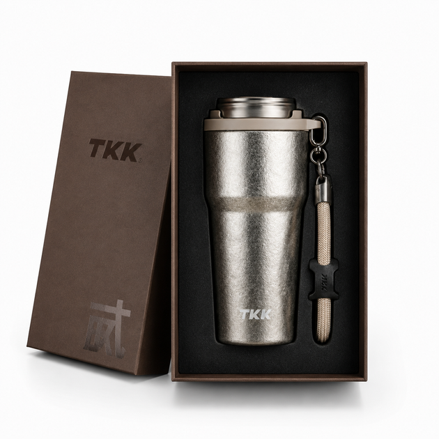 Термокружка TKK Titanium 630 мл (Бежевый металлик) - титановая чашка для кофе и чая с герметичной крышкой в подарочной упаковке - изображение 3